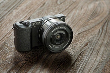 Sony Alpha 5100 Systemkamera mit ultraschnellem Hybrid-AF (180° drehbares 7,62 cm (3 Zoll) LC-Display, 24,3 Megapixel, Exmor APS-C Sensor, Full HD Video) inkl. SEL-P1650 ✪